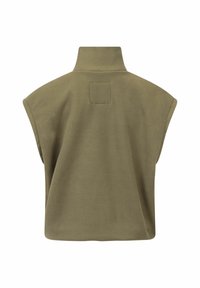 Olivgrüner Fleece-Pullover mit hohem Kragen und kurzen Ärmeln. Glatte Textur mit einem quadratischen Patch-Detail auf der Rückseite.