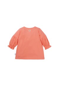 Haut à manches longues de couleur corail rose avec des manches ballon froncées, texture côtelée, col rond et une petite étiquette de marque à l'arrière.