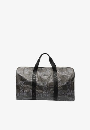 Borsa da viaggio nera con finitura opaca, decorata con un motivo grafico di timbri e etichette di viaggio, completata da manici neri robusti.