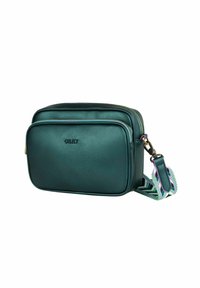 Sac bandoulière en simili cuir teal avec fermeture éclair, poche avant et une bandoulière ajustable rayée. Présente un logo en relief à l'avant.