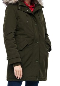 Parka verde oliva con capucha con piel sintética, botones a presión, bolsillos laterales y puños acanalados, con un tejido suave y texturizado.