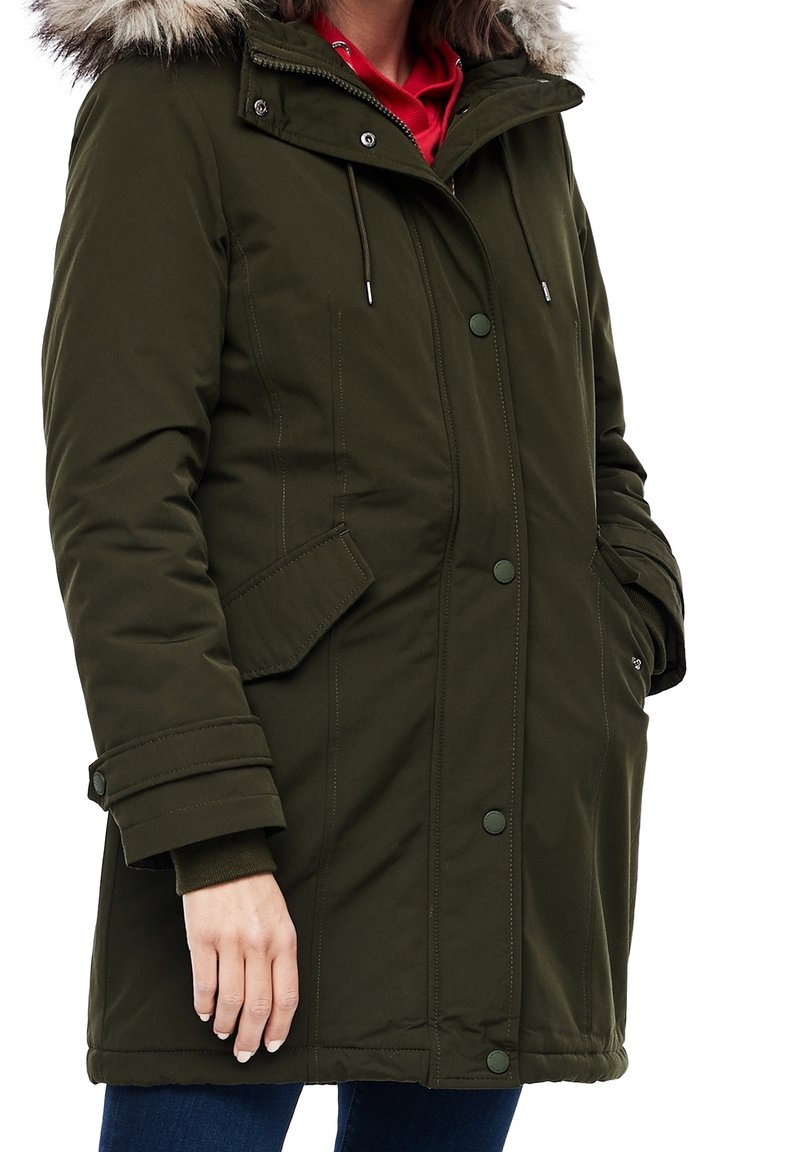 Parka verde oliva con capucha con piel sintética, botones a presión, bolsillos laterales y puños acanalados, con un tejido suave y texturizado.