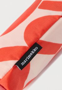 Ύφασμα με κόκκινο και ροζ σχέδιο και λεία υφή, με ετικέτα Marimekko και κυλινδρικό σχήμα.