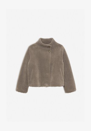 Kurtka z futra syntetycznego w jasnym taupe z wysokim kołnierzem, dwoma guzikami i krótkim krojem. Miękka struktura z bocznymi kieszeniami.