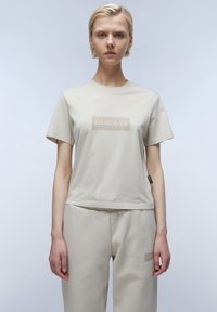 Napapijri S-BOX LOGO - T-shirts print - beige silvr n