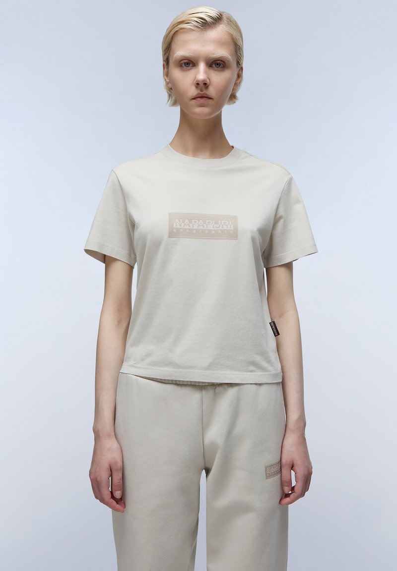 Napapijri S-BOX LOGO - Camiseta estampada - beige silvr n