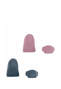 Cztery miękkie, materiałowe przedmioty w jasnoróżowym i ciemnoniebieskim kolorze, o zaokrąglonych kształtach i teksturowanych powierzchniach, o różnych rozmiarach i konturach.