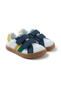 Baskets blanches avec des scratchs bleu marine, des accents verts et jaunes, une semelle extérieure en caoutchouc marron et des panneaux en maille texturée.
