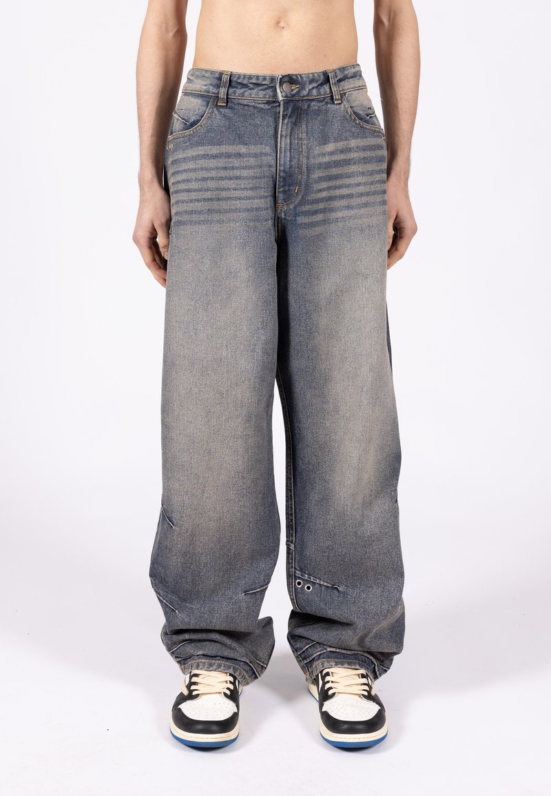 Φαρδιά τζιν παντελόνια από ανοιχτό μπλε τζιν ύφασμα με ξεθωριασμένο φινίρισμα, ορατές ραφές, μπροστινές τσέπες και κούμπωμα με κουμπί και φερμουάρ στη μέση.