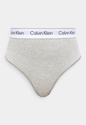 Sous-vêtement féminin gris clair taille haute avec une ceinture élastique blanche ornée de logos "Calvin Klein" noirs répétés.