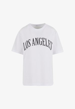 Camiseta de algodón blanca con cuello redondo y mangas cortas, con "LOS ÁNGELES" impreso en letras grandes y negras en la parte delantera.