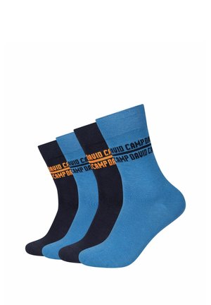 Vier knöchellange Socken in wechselnden Blau- und Schwarztönen, jeweils mit dem Text "DAVID CAMP" in Orange und Schwarz nahe der oberen Bündchenkante.
