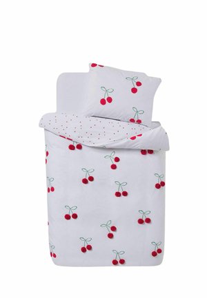 Weißes Bettwäsche-Set mit roten Kirschmotiven, mit grünen Stielen und roten Pompon-Kirschen auf Kissen und Bettbezug.