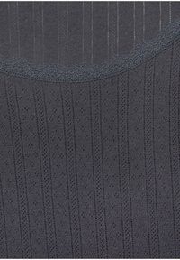 Dunkelgrauer gestrickter Stoff mit vertikalen Rippen und Lochmustern, mit einem geschwungenen Spitzenrand entlang der Oberseite.