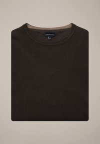 Ciemnobrązowy sweter z okrągłym dekoltem, o teksturze dzianiny, rozmiar średni, czytelna metka, ułożony płasko na neutralnym tle. Brak widocznych wzorów czy akcentów.