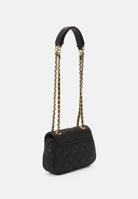 Borsa a tracolla nera trapuntata con forma arrotondata, dotata di una catena dorata e di un spallaccio in pelle nera. Texture liscia, dettagli minimi.