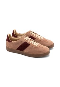 Sneaker in camoscio di un leggero color pesca con dettagli color bordeaux. Lacci color crema, righe laterali testurizzate e suola in gomma con branding in rilievo.