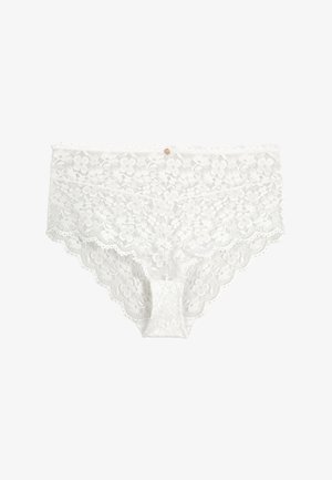 Sous-vêtement féminin en dentelle blanche avec motif floral, bords festonnés et petit bouton décoratif au centre de la ceinture.