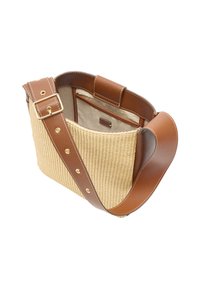 Słomkowa torba w kolorze brązowym z brązowymi skórzanymi akcentami i regulowanym paskiem. Otwarty górny z beżowym wnętrzem i pojedynczą kieszenią na zamek wewnątrz. Złote wykończenia.