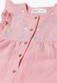 Różowa bawełniana sukienka z falbanastymi rękawami, zdobiona kolorowym haftem kwiatowym, drewnianymi guzikami oraz teksturowanym materiałem z marszczoną spódnicą.