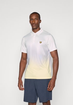 Polo à manches courtes en blanc avec un effet dégradé jaune, arborant un petit logo brodé sur la poitrine et un design de col classique.