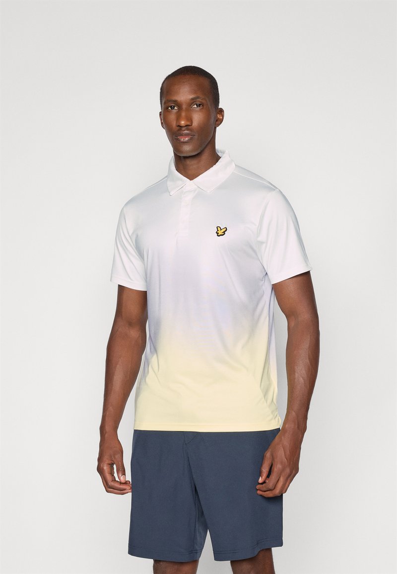 Polo à manches courtes en blanc avec un effet dégradé jaune, arborant un petit logo brodé sur la poitrine et un design de col classique.