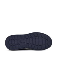 Suela de zapato azul marino oscuro con patrones de relieve profundos y multidireccionales diseñados para ofrecer tracción y durabilidad.