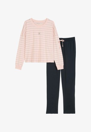 Lichtroze gestreepte langemouwen top met een ronde hals en logo; gecombineerd met donkerblauwe broeken met elastische tailleband. Zachte stof en ontspannen pasvorm.