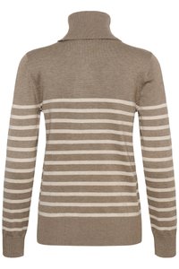 Beżowy sweter z golfem z poziomymi jasnobeżowymi paskami na dolnej części pleców i rękawach, z prążkowanymi mankietami i krawędzią.