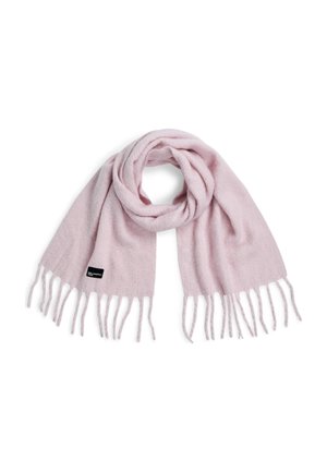 Écharpe en tissu doux rose clair avec des extrémités à franges et une petite étiquette noire rectangulaire sur un côté.