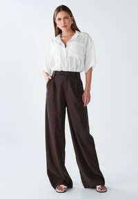 WILLA RISE WIDE LEG - Broek - chocolate