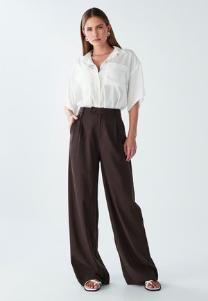 WILLA RISE WIDE LEG - Hlače - chocolate