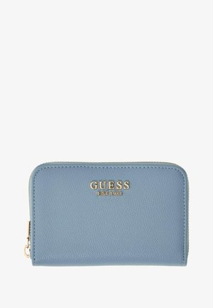 Portefeuille zippé en cuir texturé bleu avec logo GUESS doré et inscription EST 1981 embossée à l’avant.