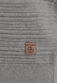 Szary sweter wykonany na drutach, z poziomymi prążkowanymi wzorami, teksturowanym wykończeniem oraz kwadratową brązową metką z napisem "KEY LARGO".