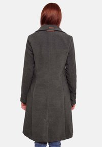 Manteau en mélange de laine gris foncé avec une coupe ajustée, des manches longues et un col cranté. Présente une couture centrale à l'arrière et une étiquette d'accent.