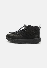 Scarpe outdoor nere in una combinazione di pelle scamosciata e materiale a rete, con suola in gomma textured e sistema di lacci elastici.