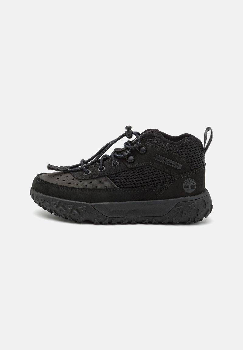 Scarpe outdoor nere in una combinazione di pelle scamosciata e materiale a rete, con suola in gomma textured e sistema di lacci elastici.