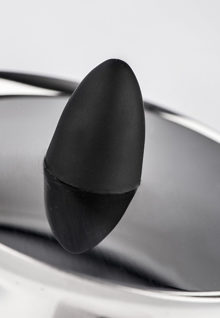 Couvercle de bouilloire en acier inoxydable avec un bouton en silicone noir. Le bouton est conique avec une texture lisse, contrastant avec la surface en métal poli.