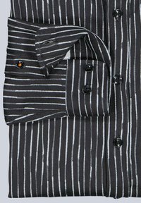 Schwarz-weiß gestreiftes Hemd mit Knopfleiste, ausgestattet mit einem umgeklappten Kragen, kontrastierenden Knöpfen und einem glatten, strukturierten Stoff.