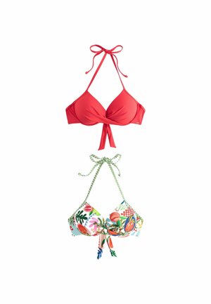 Röd bikinitopp med knutdetalj, och en bikinitopp med flerfärgad mönstring med tropiska frukter och löv, båda med justerbara band.