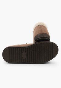 Scarpe slip-on marroni con soffice fodera in peluche e suola in gomma. Presentano una punta arrotondata e una superficie esterna texturizzata.
