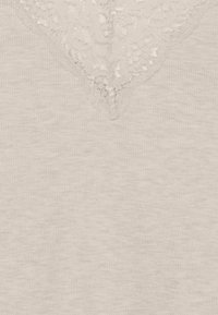 Haut en tissu gris clair avec un décolleté en V orné de délicates dentelles blanches et d'une subtile texture côtelée sur l'ensemble.