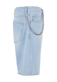 Világoskék, egyenes szabású farmer szoknya, fém lánccal díszítve, ami az öv húzójához van rögzítve. Két zsebet tartalmaz és eltérő színű varrás jellemzi.