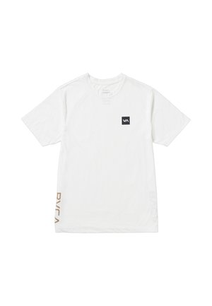 Witte t-shirt met korte mouwen van katoen, voorzien van een zwart vierkant logo op de borst en gouden "RVCA" tekst op de zijkant. Gladde textuur.