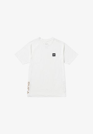 T-shirt bianco a maniche corte in cotone, con un logo quadrato nero sul petto e la scritta "RVCA" dorata sul lato. Texture liscia.
