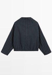 Dunkel marineblaue Jacke mit dünnen vertikalen hellblauen Streifen, langen Ärmeln, elastischem Taillenbund und Kragen, von hinten gezeigt.