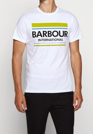 Biała bawełniana koszulka z wyrazistym logo "BARBOUR INTERNATIONAL" w kolorze czarnym, z zielonymi, niebieskimi i żółtymi paskami powyżej i poniżej.