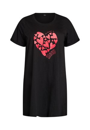 Sort kortærmet natkjole med et rødt hjerte lavet af mindre hjerter og teksten "Alt vi ønsker er søvn" på brystet.
