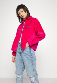 Gina Tricot Petite DAGNY MOM - Calças de ganga de perna direita - sea blue destroy