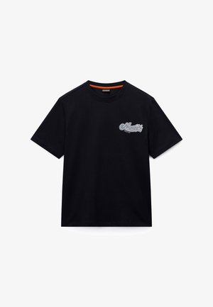 Juoda trumpomis rankovėmis marškinėlių suapvalinta apykakle ir mažu šviesiai pilkos spalvos „Napapijri Since 1987“ logotipu kairėje krūtinės pusėje.